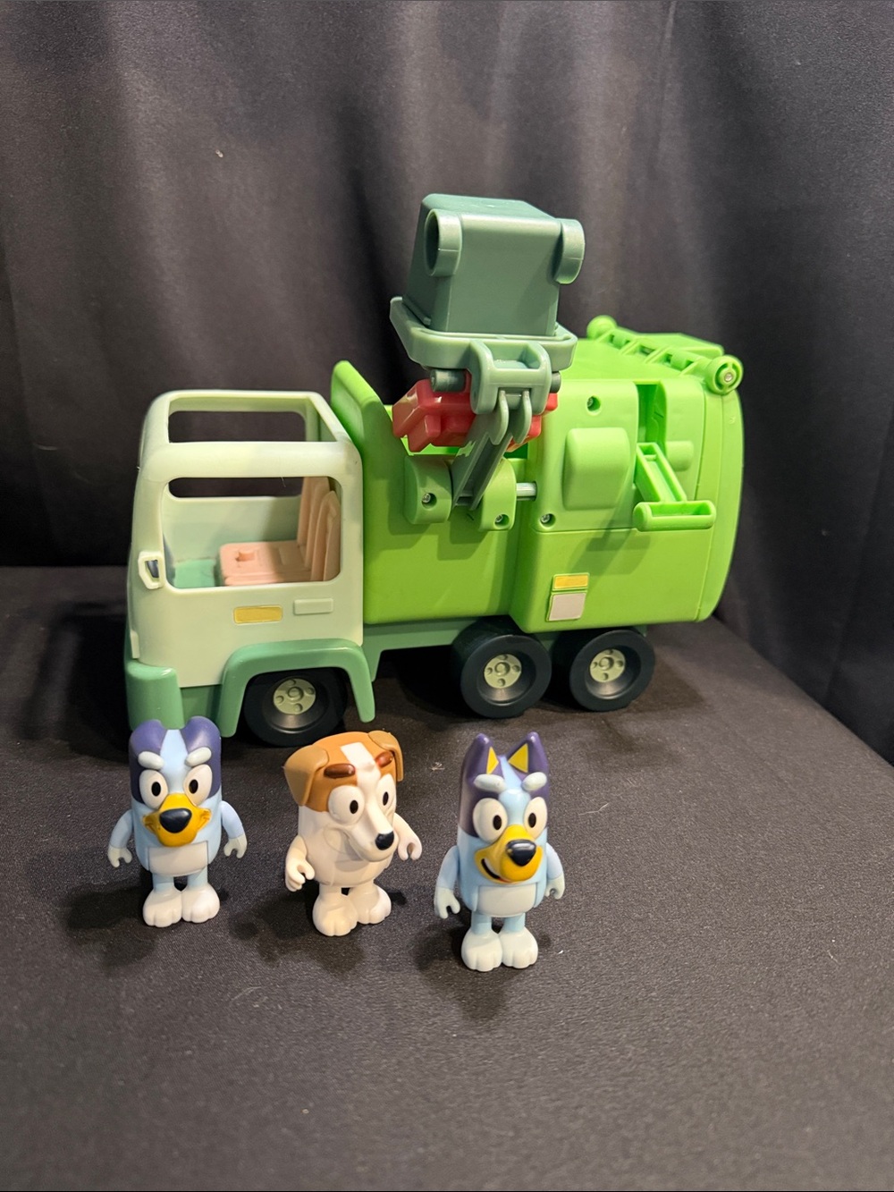 Bluey Garbage Truck & Bus~6 Figures - Picture 7 of 9